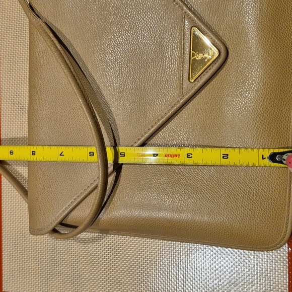 Yves Saint Laurent Envelope Shoulder Bag. Tan Leather/Gold Hardware (# - Picture 11 of 17
